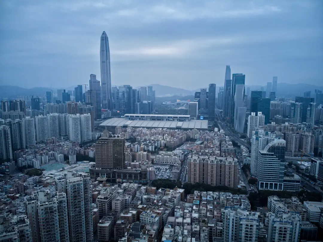 重庆企业如何根据空间布局选择合适的文件柜与办公桌椅搭配方案